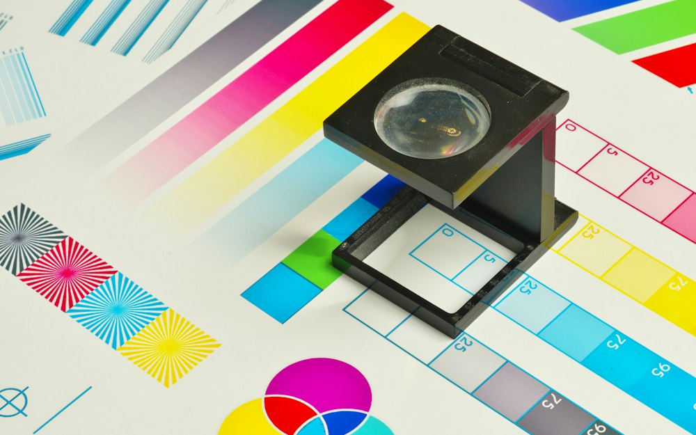 Lupa sobre una carta de calibración de color impresa